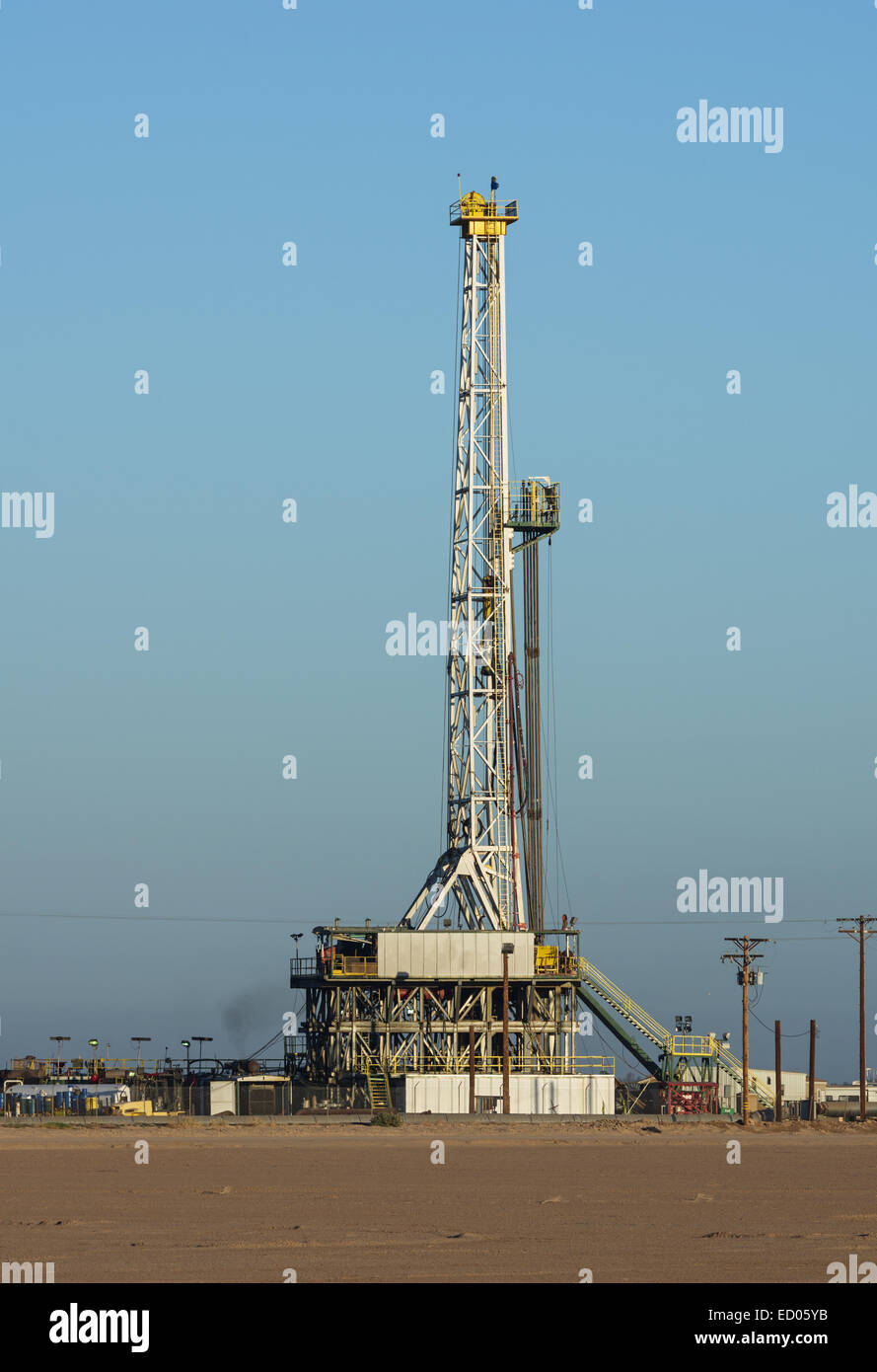drilling rig set up in the desert Stock Photo Alamy
