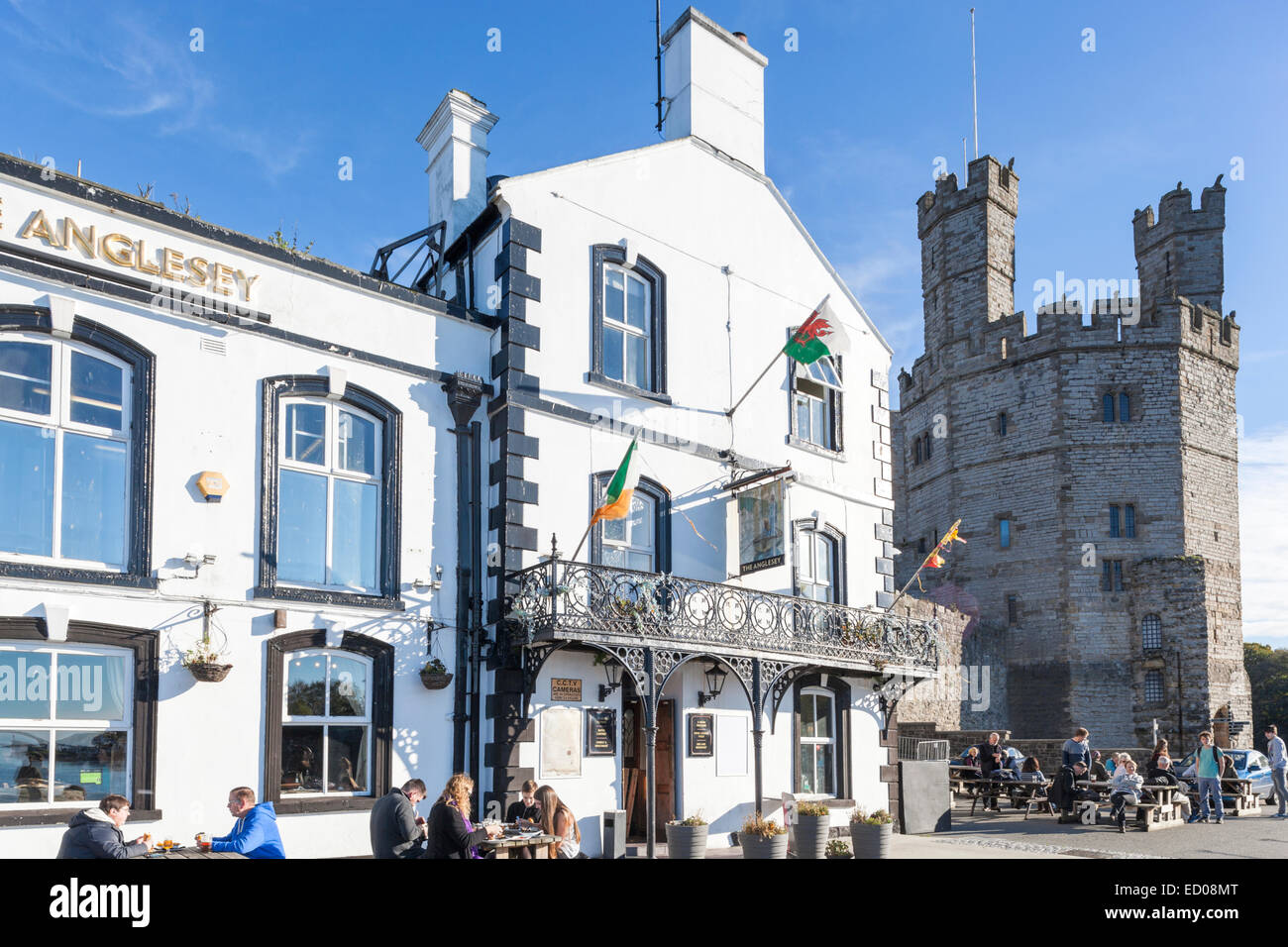 Wales, Caernarfon, Pub and Caernarfon Castle Stock Photo Alamy