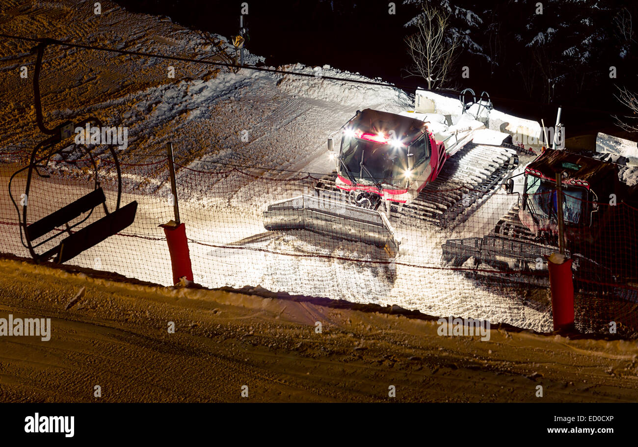 Snow grooming tractor hi-res stock photography and images - Alamy