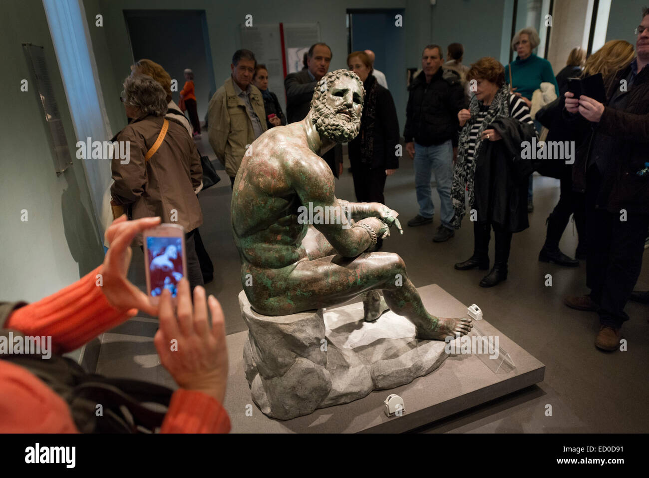 Rome. Italy. Museo Nazionale Romano. Palazzo Massimo alle Terme. People admiring the Boxer in Repose Greek Bronze Sculpture. Stock Photo