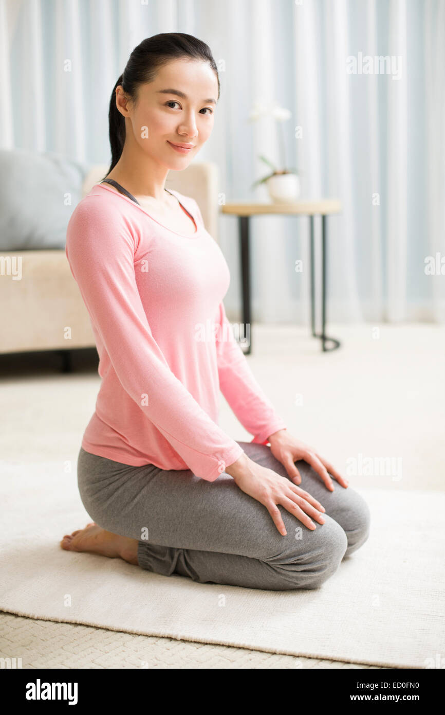 Young woman kneeling in chinese hi-res stock photography and images - Alamy