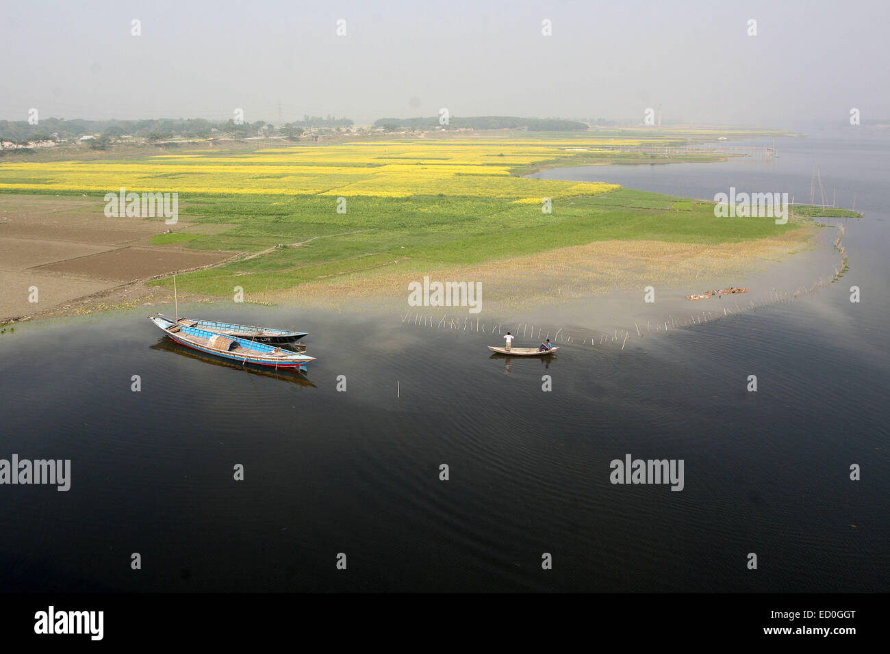 Community water dhaka bangladesh hi-res stock photography and images ...