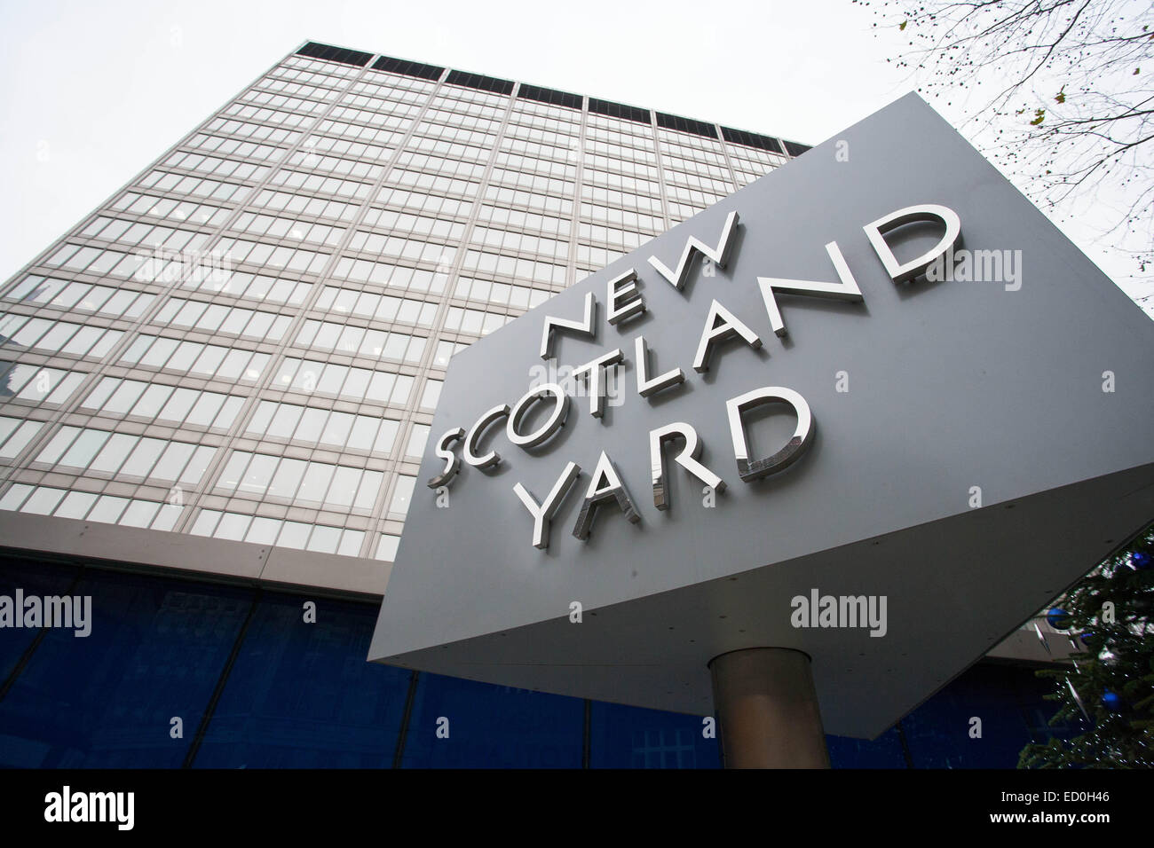 GV of the Revolving sign outside the Metropolitan Police Headquarters New Scotland Yard, 8-10 Broadway, London SW1H 0BG, Britain Stock Photo