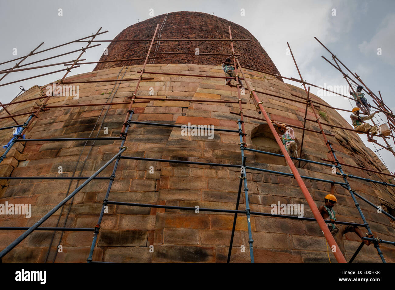 Workers on scaffolding during a maintenance project at Dhamek stupa in Sarnath, on the outskirts of Varanasi, Uttar Pradesh, India. Stock Photo