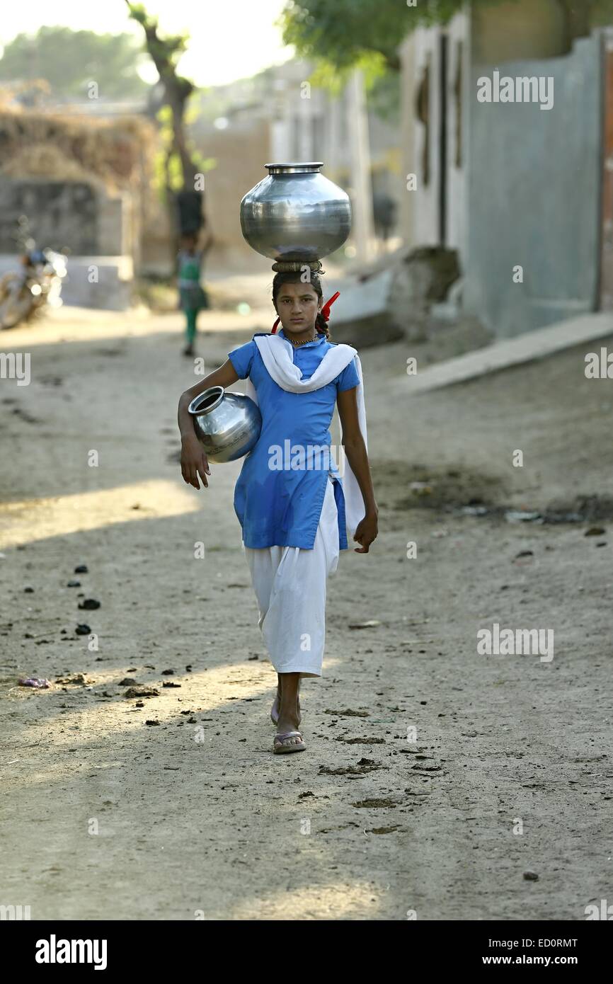 Indian Girl Carrying Water Pot Stock Photos & Indian Girl Carrying