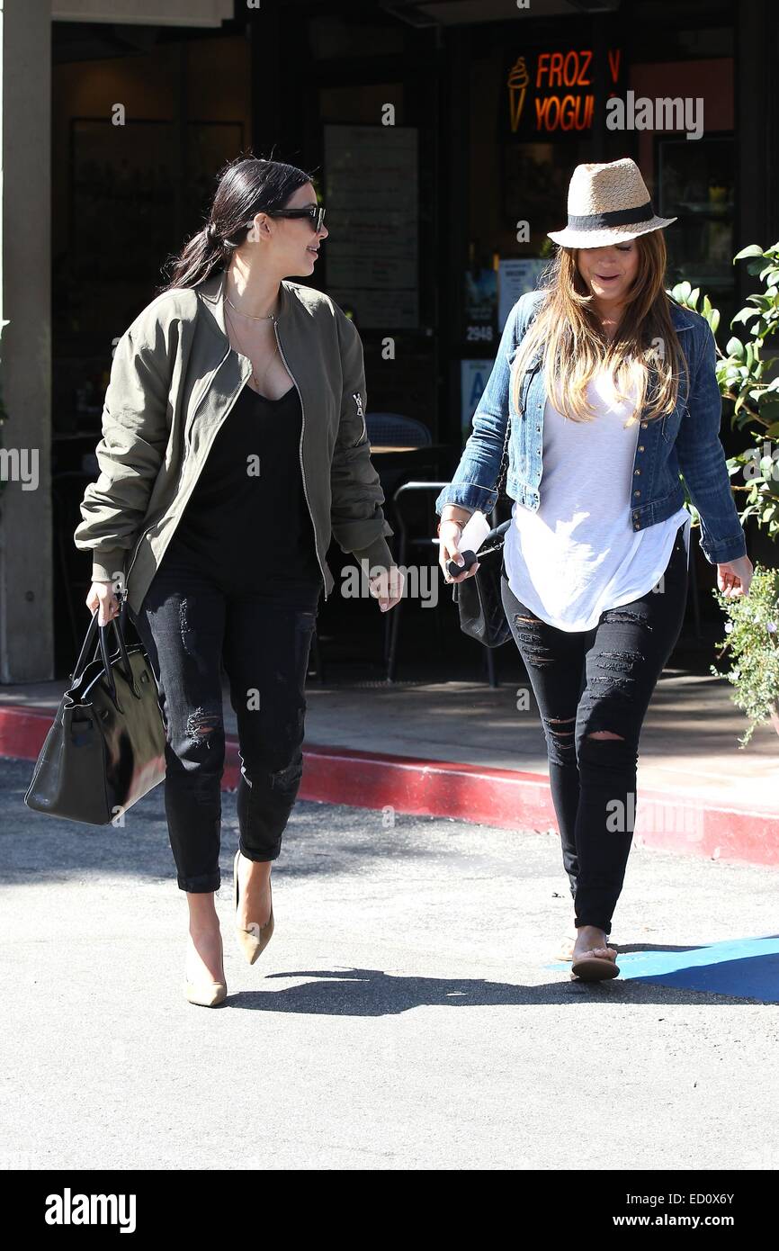 Kim Kardashian has lunch at the Beverly Glen Deli in Beverly Hills