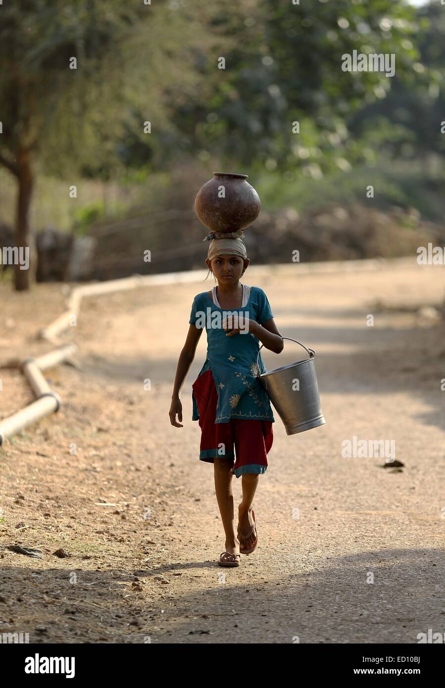 Indian girl carrying pot hires stock photography and images Alamy