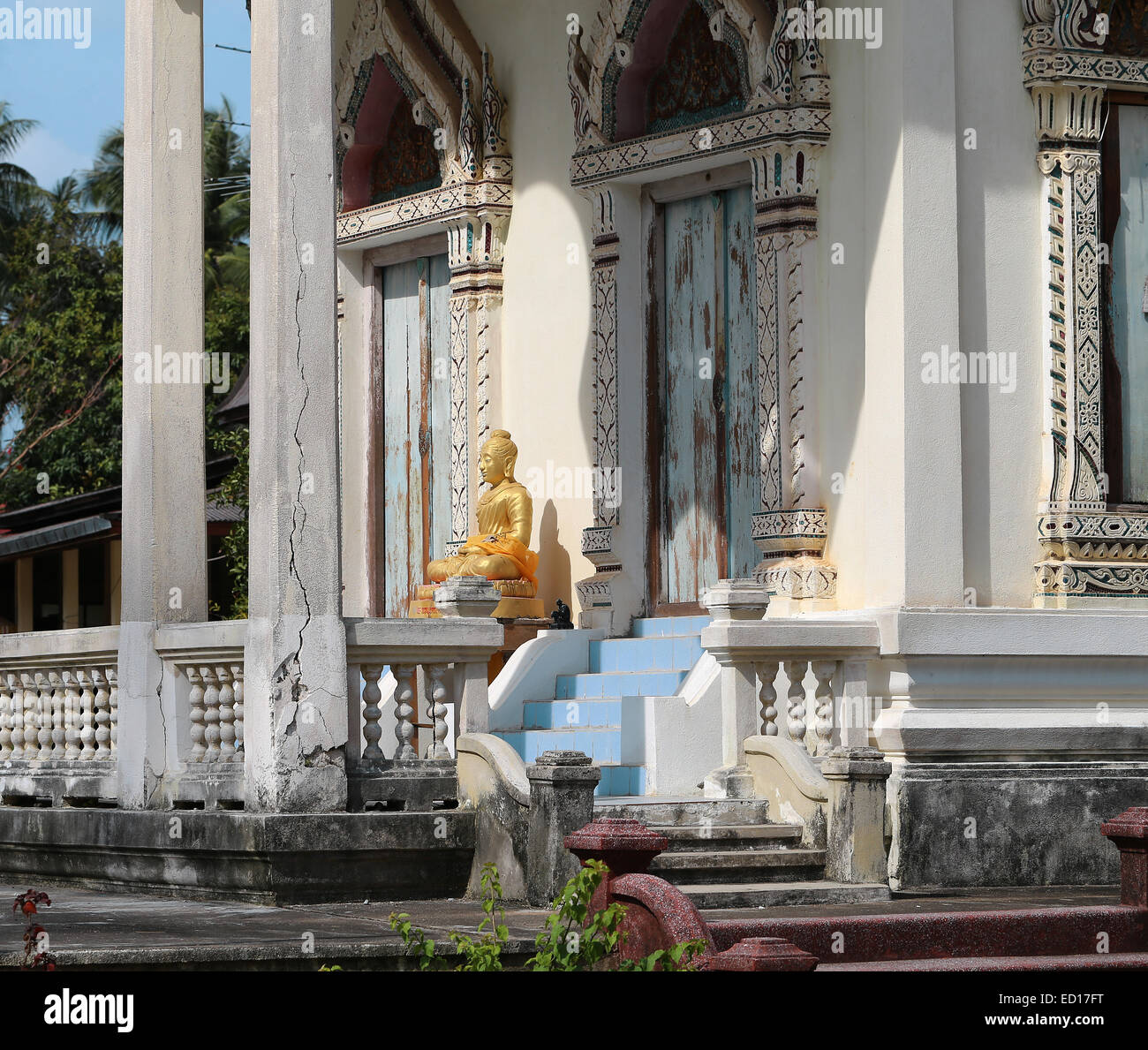 Photo Thai temple with golden Buddha sunlit Stock Photo - Alamy