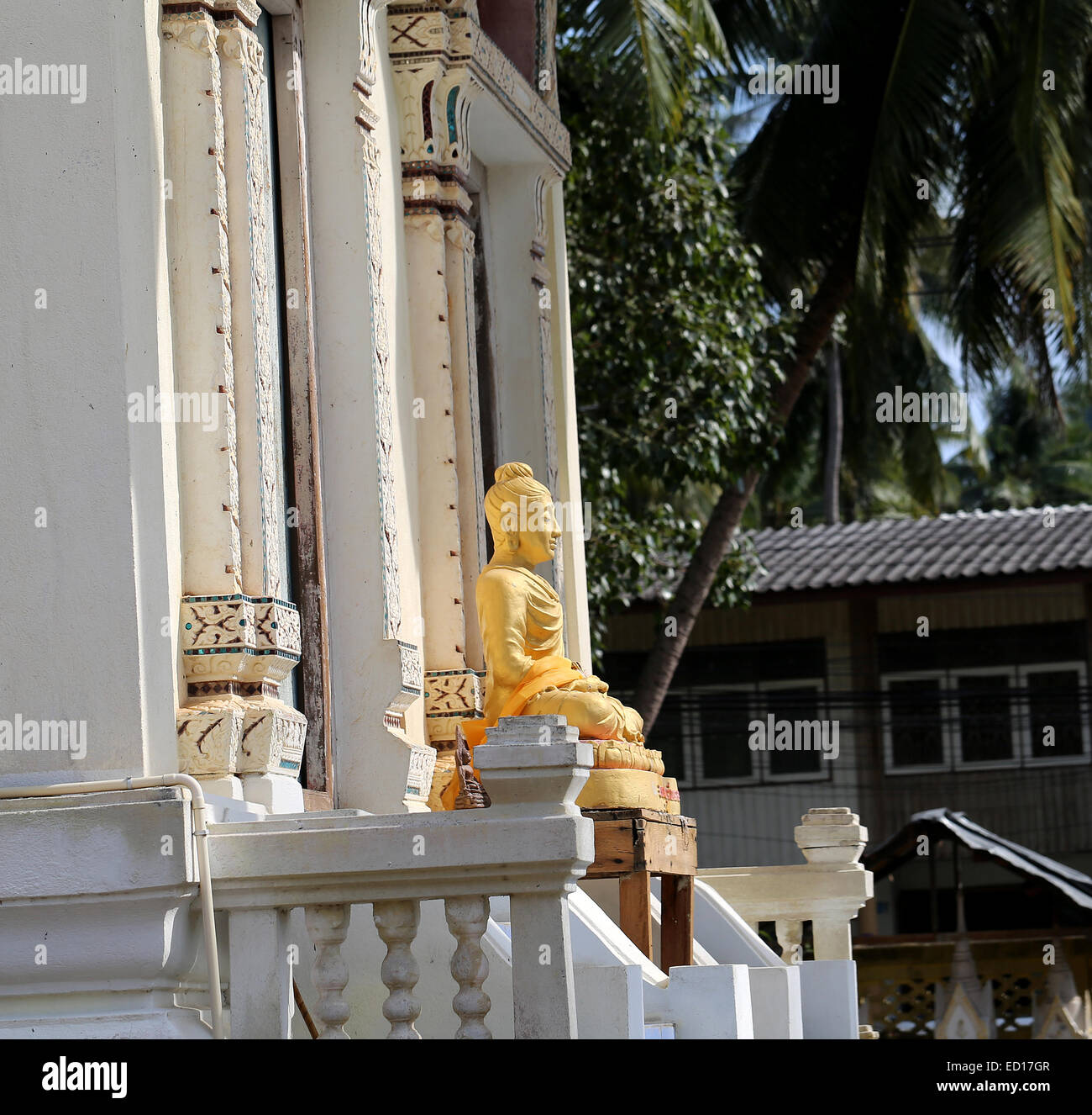 Photo Thai temple with golden Buddha sunlit Stock Photo - Alamy