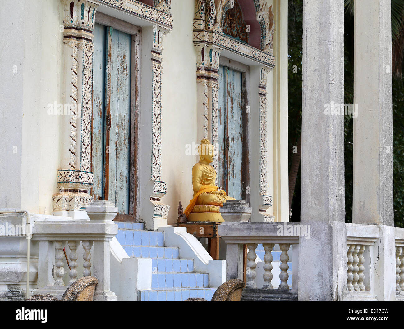 Photo Thai temple with golden Buddha sunlit Stock Photo - Alamy