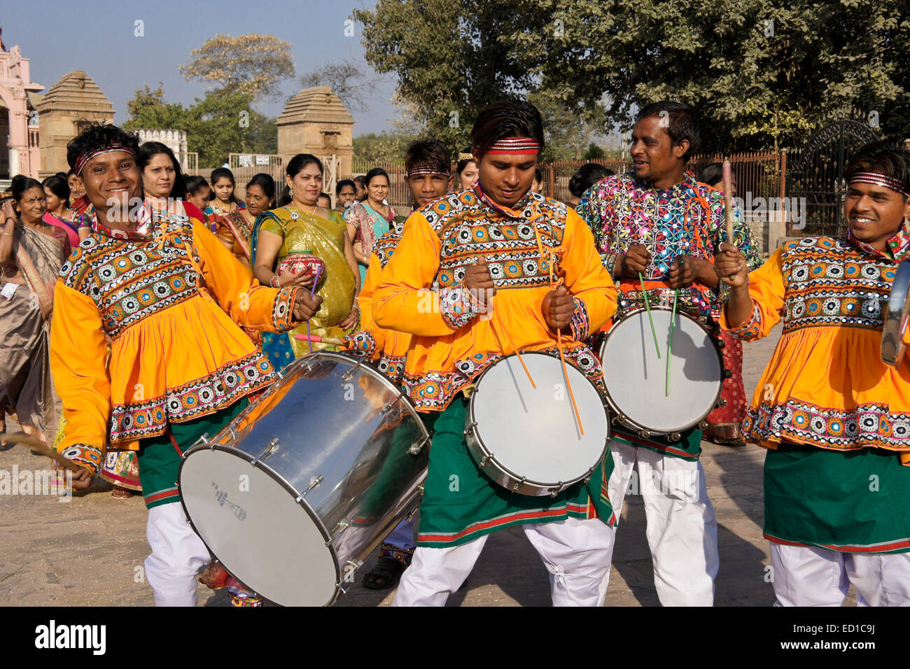 Women and musicians in pre-marriage ritual procession at Hindu temple, Gujarat, India Stock Photo