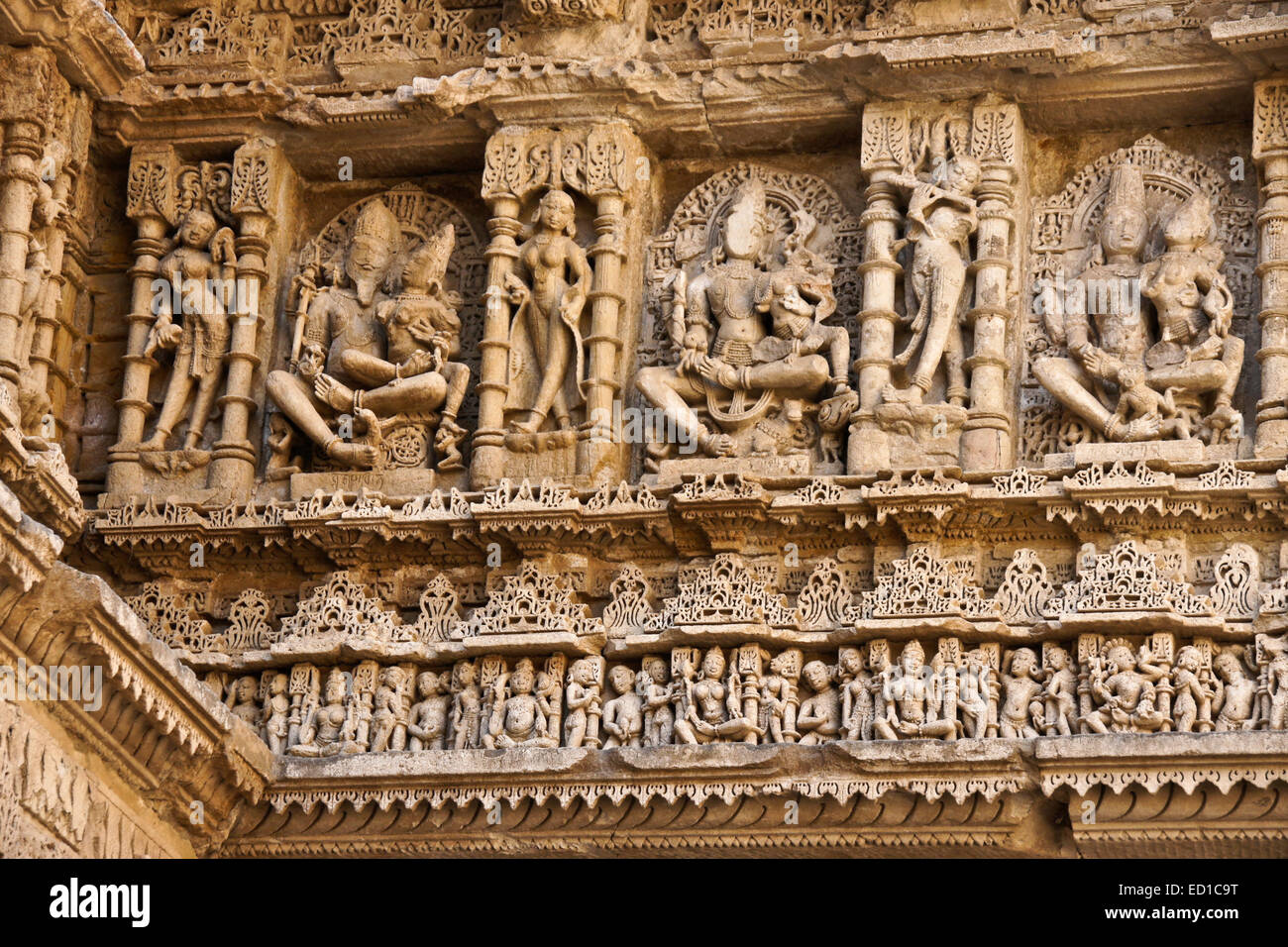 Ornate carvings on wall of Rani-ki-Vav step well, Patan, Gujarat, India Stock Photo