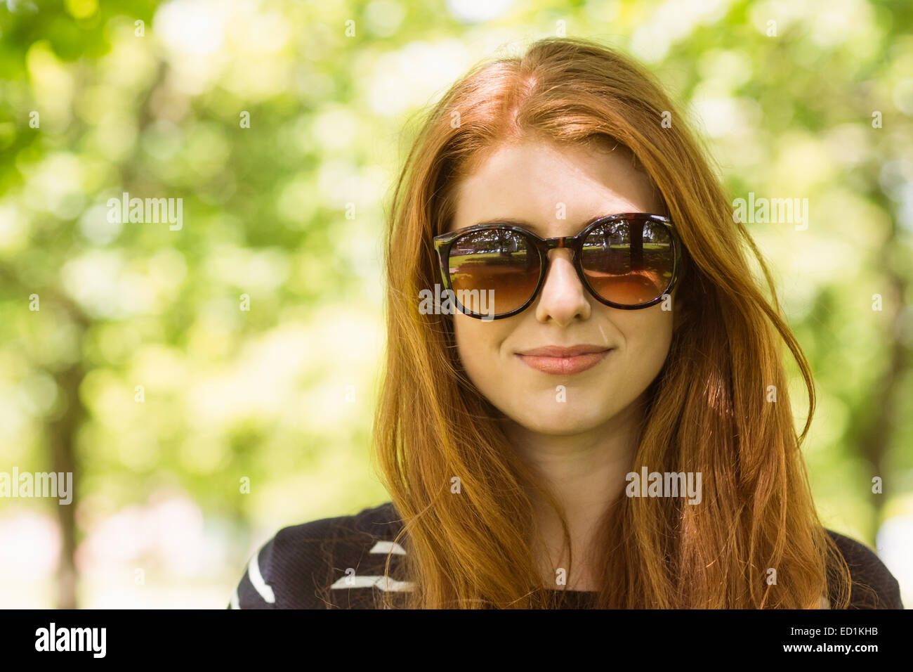Beautiful young woman wearing sunglasses Stock Photo - Alamy