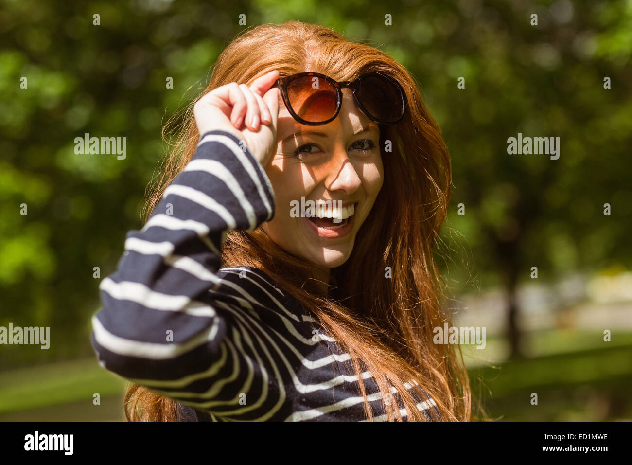 Beautiful young woman wearing sunglasses Stock Photo - Alamy