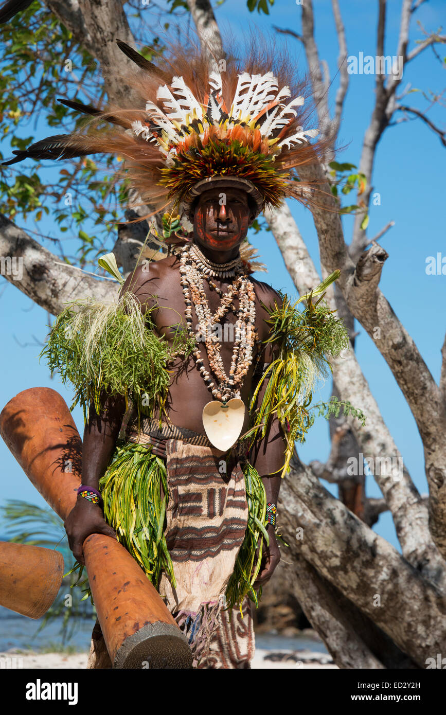 Papua New Guinea, Tufi. Traditional sing-sing, man dressed in native attire with drum. Stock Photo