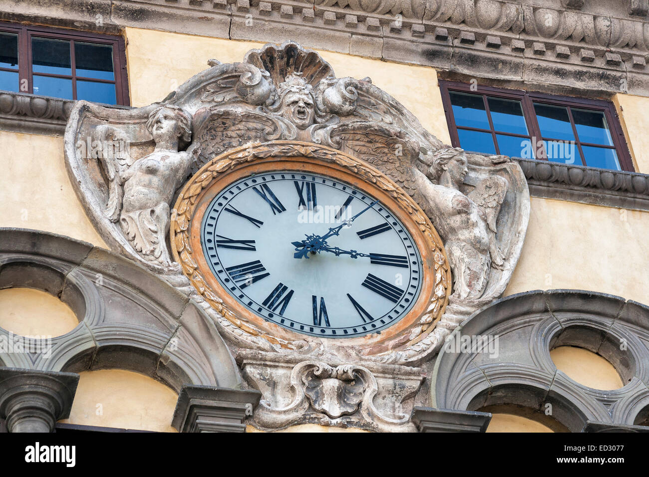Clock on the outside of a building hi-res stock photography and images ...