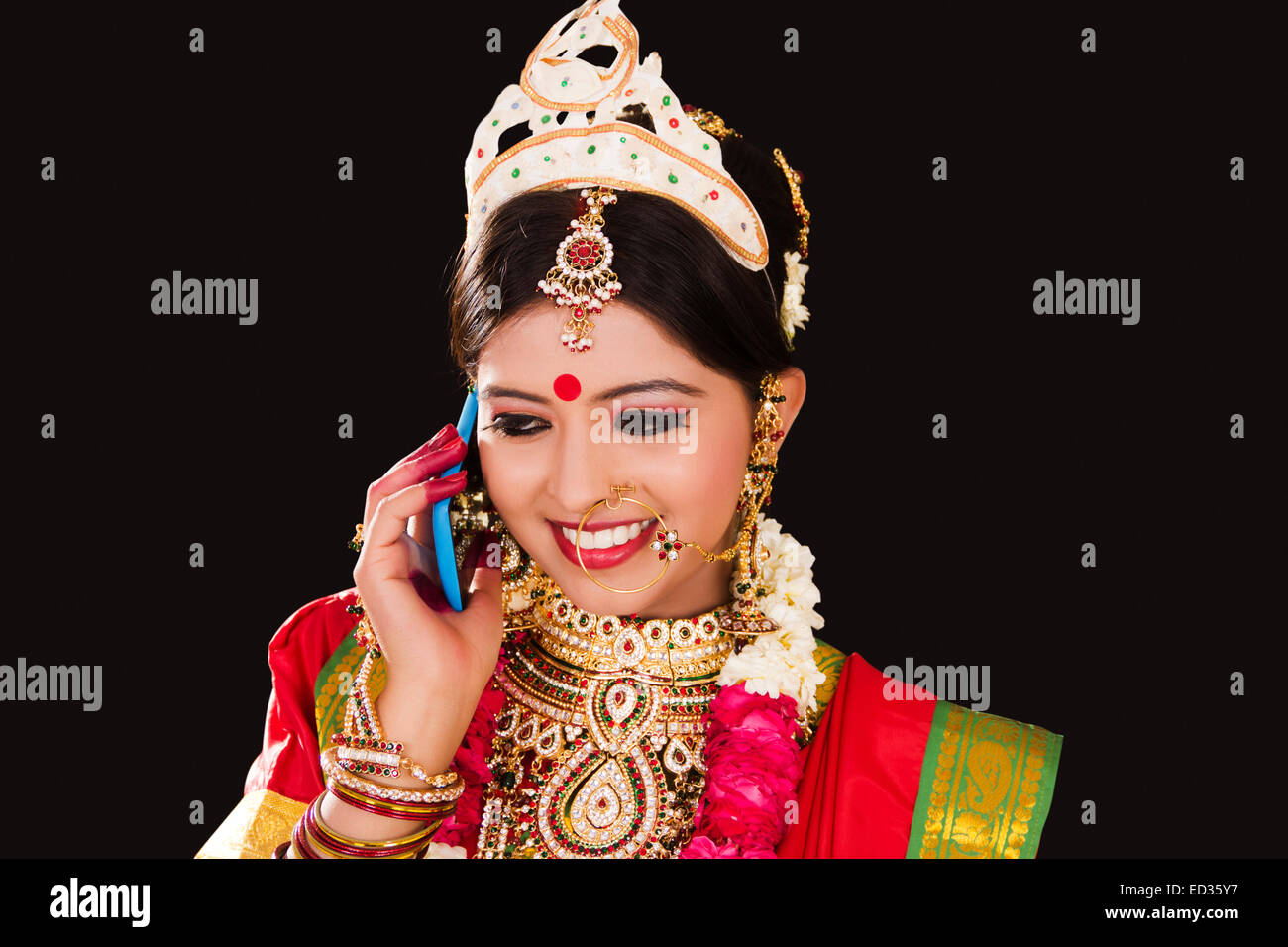 1 Bengali Bride lady Wedding talking phone Stock Photo - Alamy