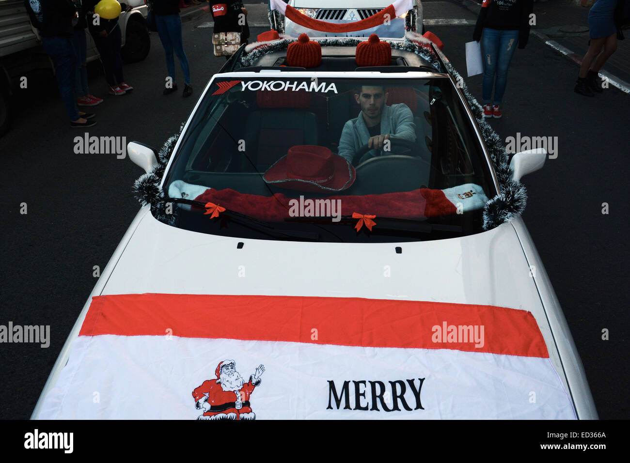 Christmas parade in Nazareth. Christmas Eve is much celebrated in Nazareth, the town of the Galilee where Jesus is believed to have grown up, despite of predominantly Muslim town, Christmas celebration is strongly participated. © Laura Chiesa/Pacific Press/Alamy Live News Stock Photo