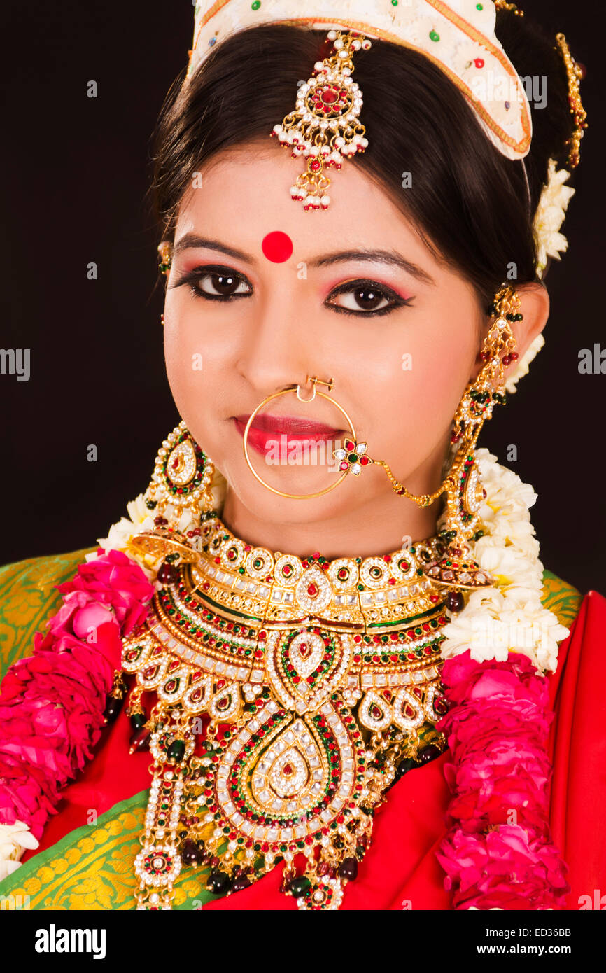 Mouni Roy Looks Gorgeous Bengali Bride in Red Sabyasachi Lehenga - K4  Fashion