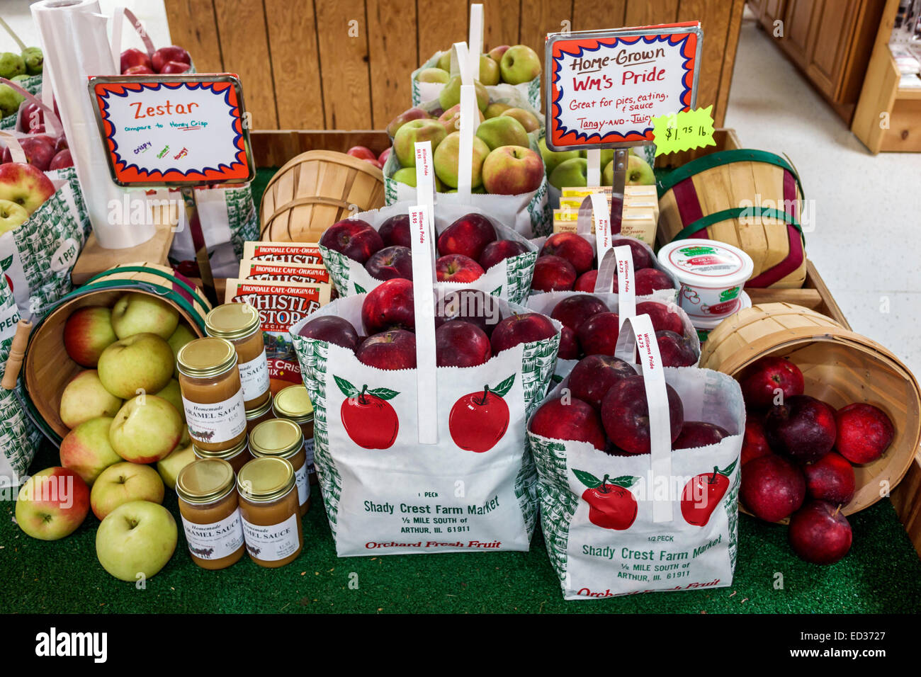 Illinois,Midwest,Arthur,Shady Crest Orchard & and Farm Market,produce,locally grown,sale,apples,visitors travel traveling tour tourist tourism landmar Stock Photo