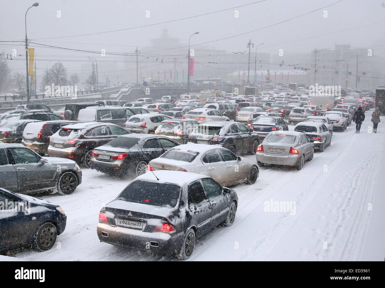 moscow-russia-25th-dec-2015-cars-stuck-in-a-traffic-jam-in-yauzskaya-ED3961.jpg