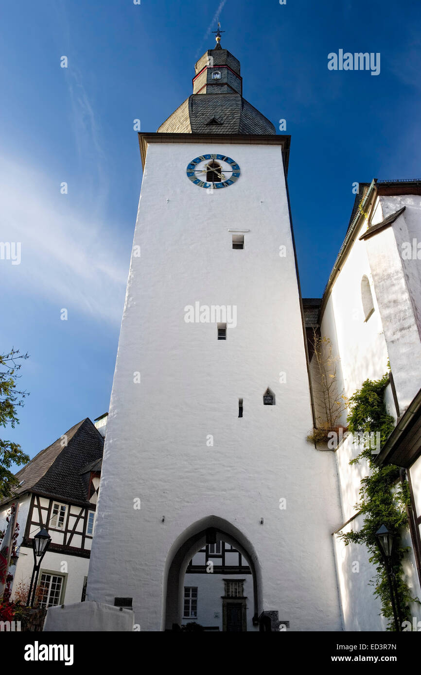 View through the belfry, Schlossstrasse street, Alter Markt square with Georgsturm bell tower, Arnsberg, North Rhine-Westphalia, Stock Photo