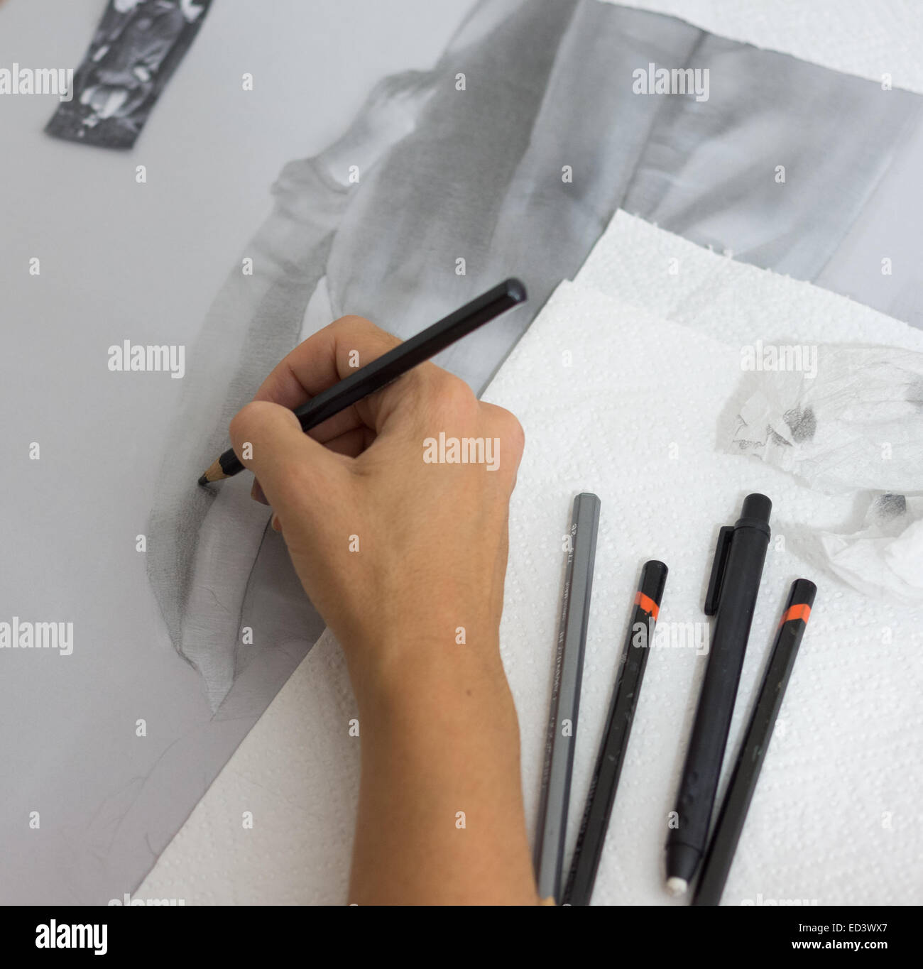Woman drawing and pencils hi-res stock photography and images - Alamy