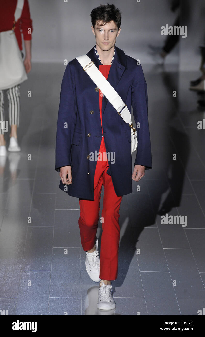 Milan Italie Février 24 2023 : Femme Avec Sac Bleu Denim Louis Vuitton  Avant Gucci Mode Show Milan Fashion Week Street Image stock éditorial -  Image du semaine, illustration: 274747664