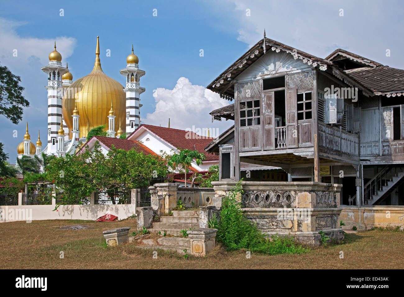 Ubudiah Mosque / Masjid Ubudiah and old traditional Malaysian wooden house on pillars in Kuala Kangsar, Perak, Malaysia Stock Photo