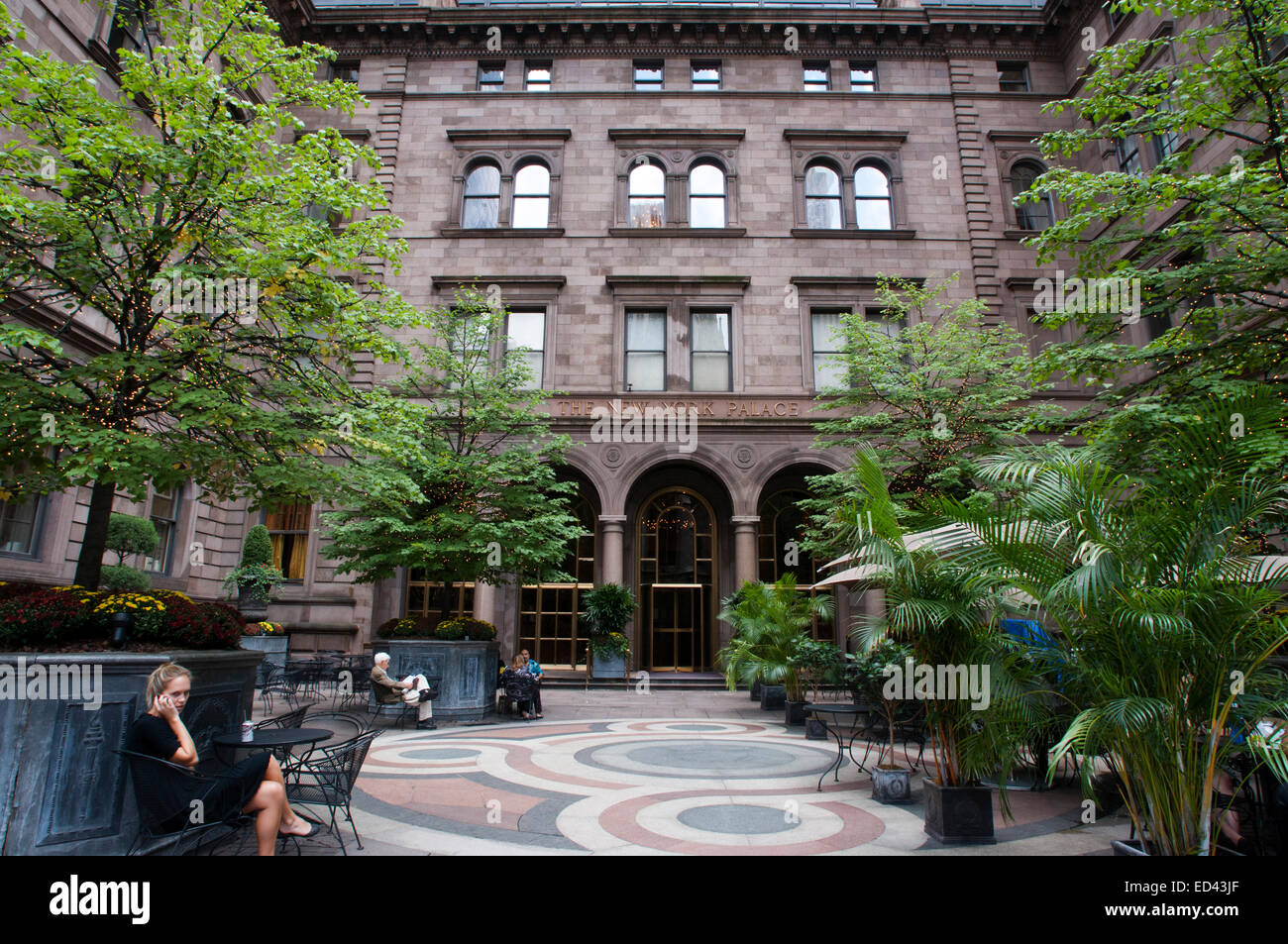 Photography from the entrance of the Palace Hotel, formerly conformed Villard Houses. 455 Madison Avenue. Telephone 212-888-7000. Behind the cathedral, the six four-storey mansion built in 1881 for Henry Villard, founder of the Northern Pacific Railroad encuetra. U form a sort of inspired by the Cancelleria Palzzo Rome. Villard sold the land to the Catholic Church before the houses were completed and returned to the church to sell these houses Helmesley chain, current owner of the Palace Hotel which occupies a large part of the buildings. The Urban Center occupies the entire north wing. Stock Photo