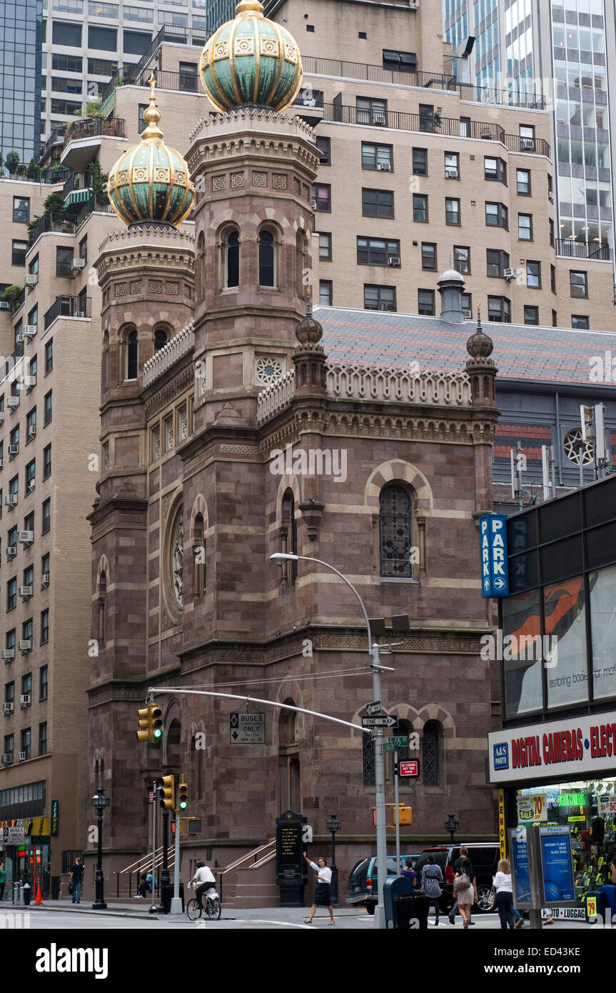 Central Synagogue 652 Lexington Avenue and 55th Street. Telephone 212-838-5122. (Tue-Wed 12:00 p.m. to 2:00 p.m. Wed 24:45 Guided visits). It is the oldest synagogue in the city still open to the public. The best temple is considered neo-Moorish style and was built in 1872 by architect Henry Fernabach, but was restored in 1999 after a major fire. Stock Photo