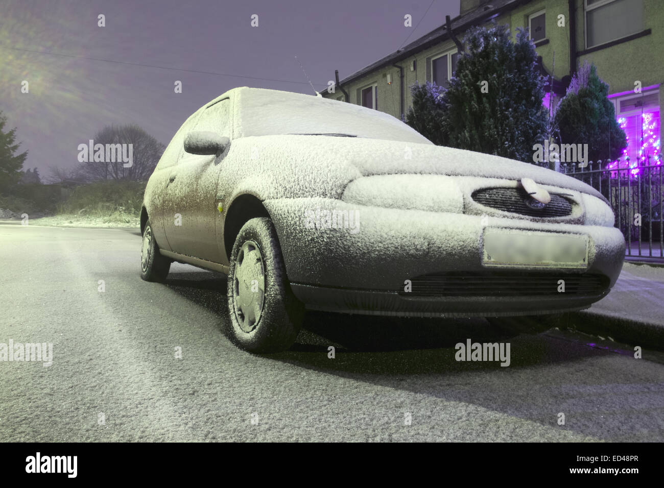 Bradford, West Yorkshire, UK. 26th Dec, 2014. UK Weather: Snow is  falling and settling in streets of Bradford. The Met Office has issued a yellow weather warning for many parts of the country. © Paul Chambers/Alamy Live News Stock Photo