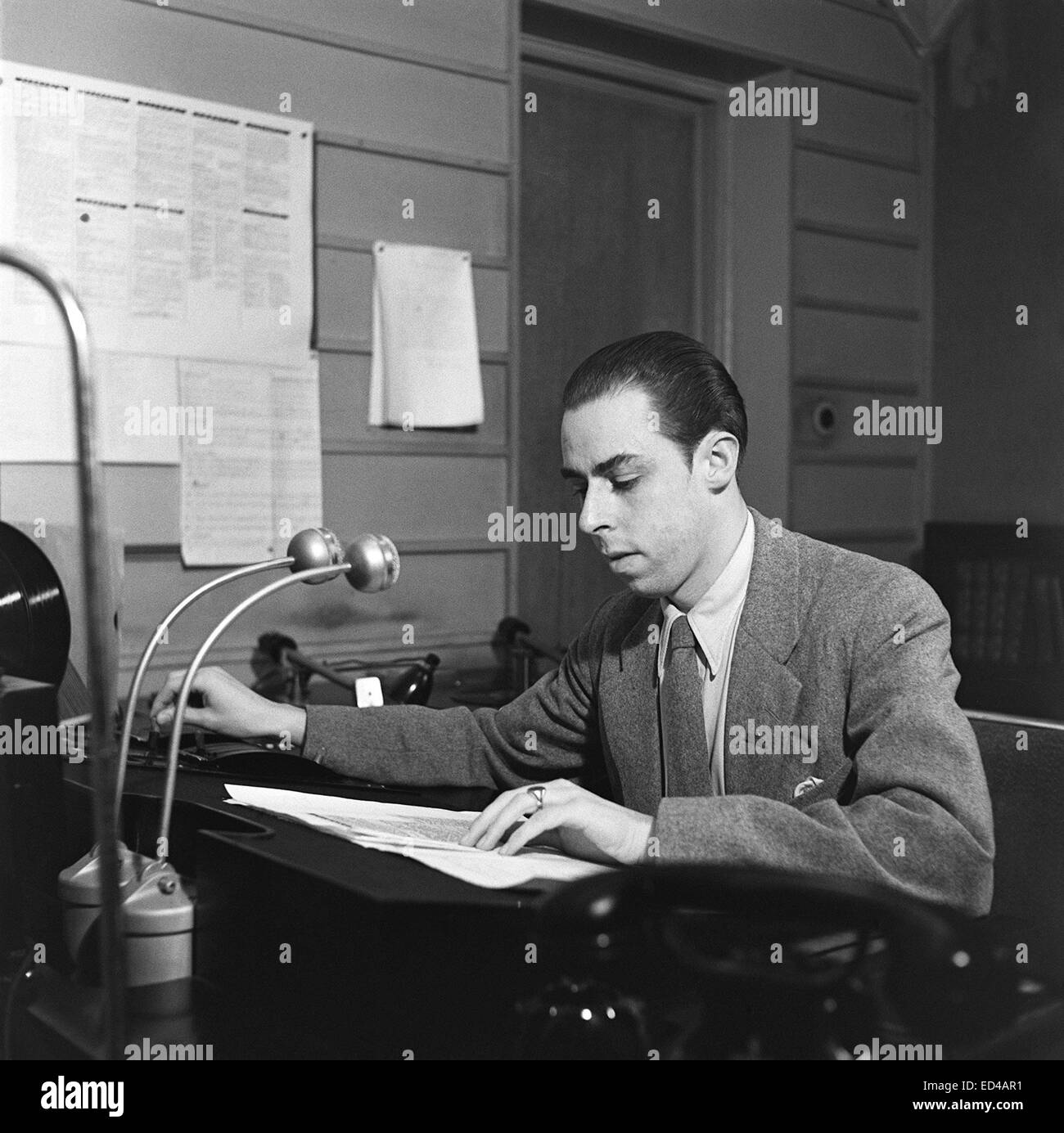 Announcer Carl-Erik Creutz at work in the radio studio, 1930s. Stock Photo