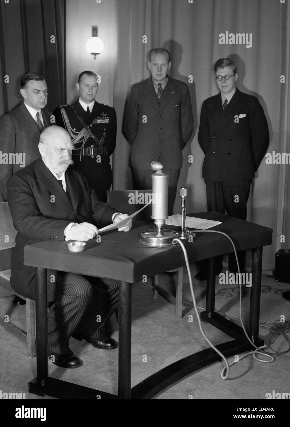 President Pehr Evind Svinhufvud speaking in a radio studio in Yleisradio's headquarters in Fabianinkatu, 1936 Stock Photo