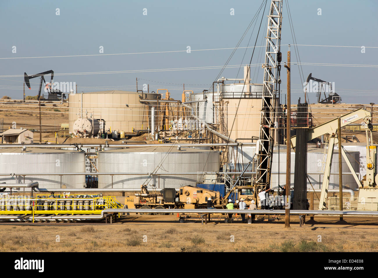 Drilling for oil in the Kern River oilfield near Bakersfield, California, USA Stock Photo Alamy