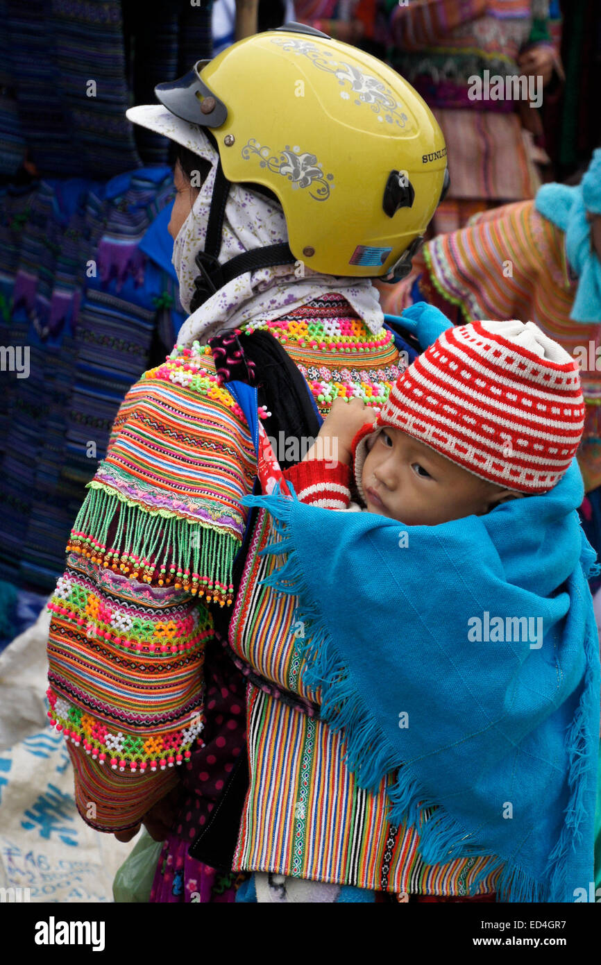 Flower Hmong mother and child at Sunday Market, Bac Ha, Sapa (Sa Pa), Vietnam Stock Photo