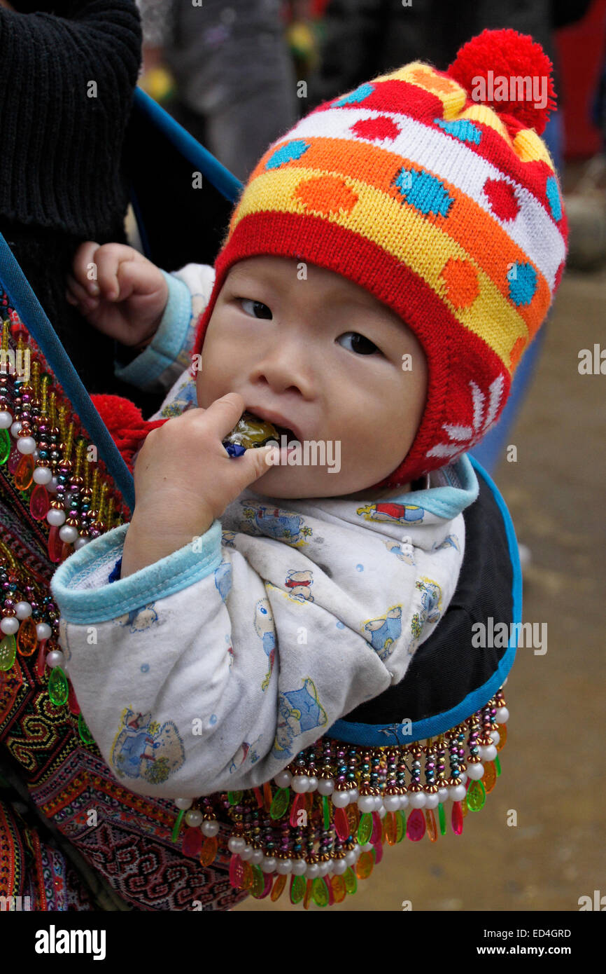 Hmong baby in back carrier, Bac Ha, Sapa (Sa Pa), Vietnam Stock Photo