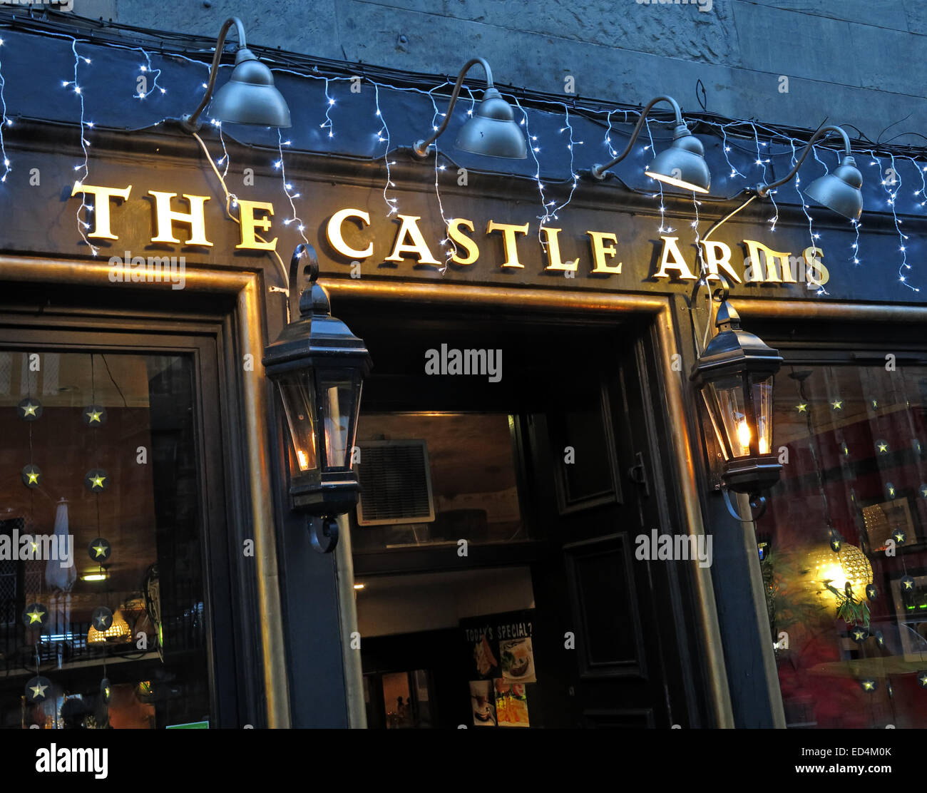 The Castle Arms Pub, 6 Johnston Terrace, Edinburgh EH1 2PW , Scotland , UK Stock Photo