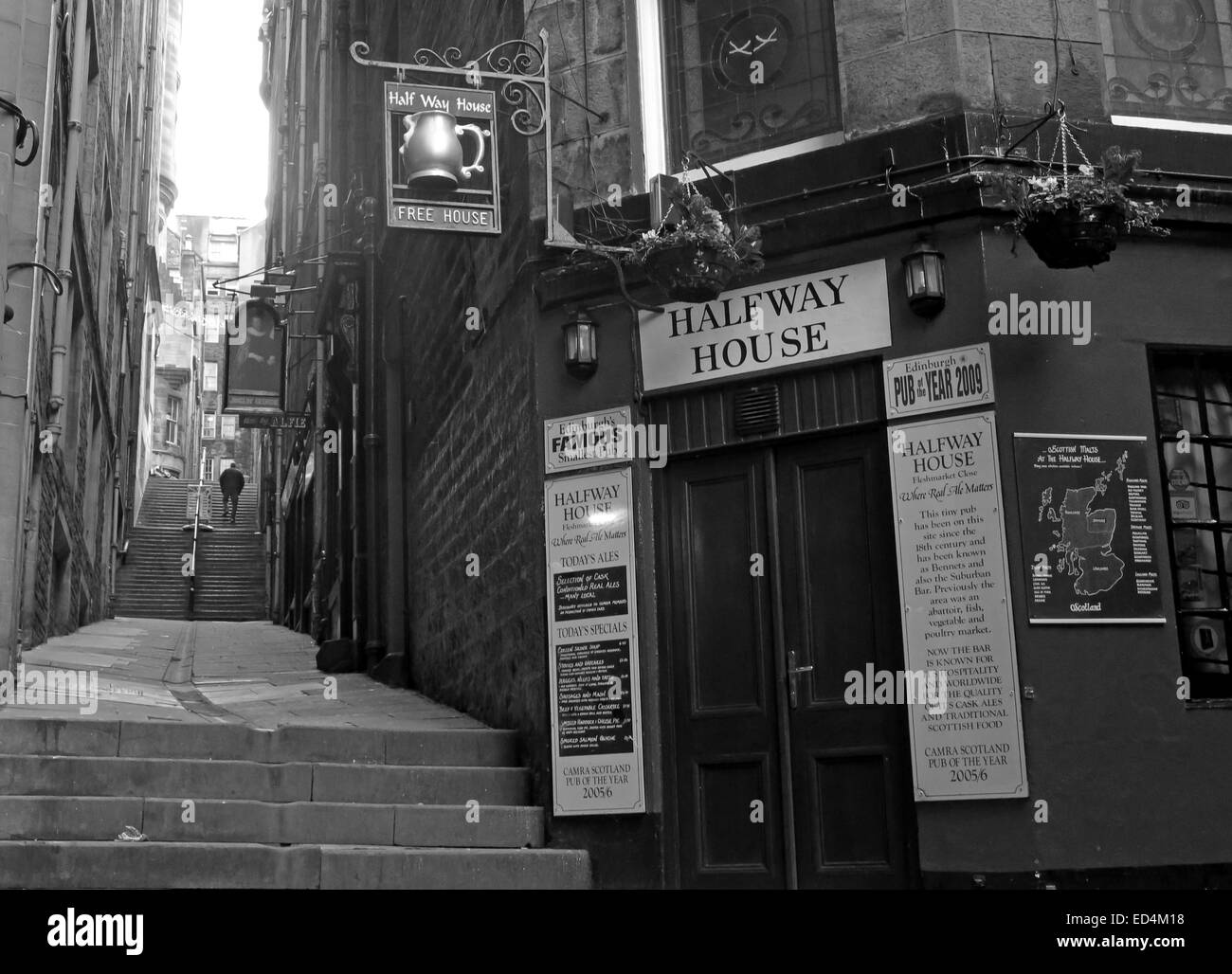 Halfway House Pub, Fleshmarket Close, Edinburgh City, Scotland, UK in Monochrome Stock Photo