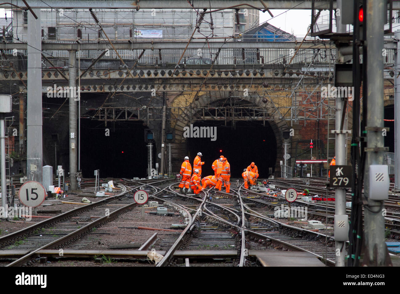 London UK. 27th December 2014. Trains have been cancelled at Kings Cross mainline station due to overrunning engineering works causing major disruption to passenger travel plans Credit:  amer ghazzal/Alamy Live News Stock Photo