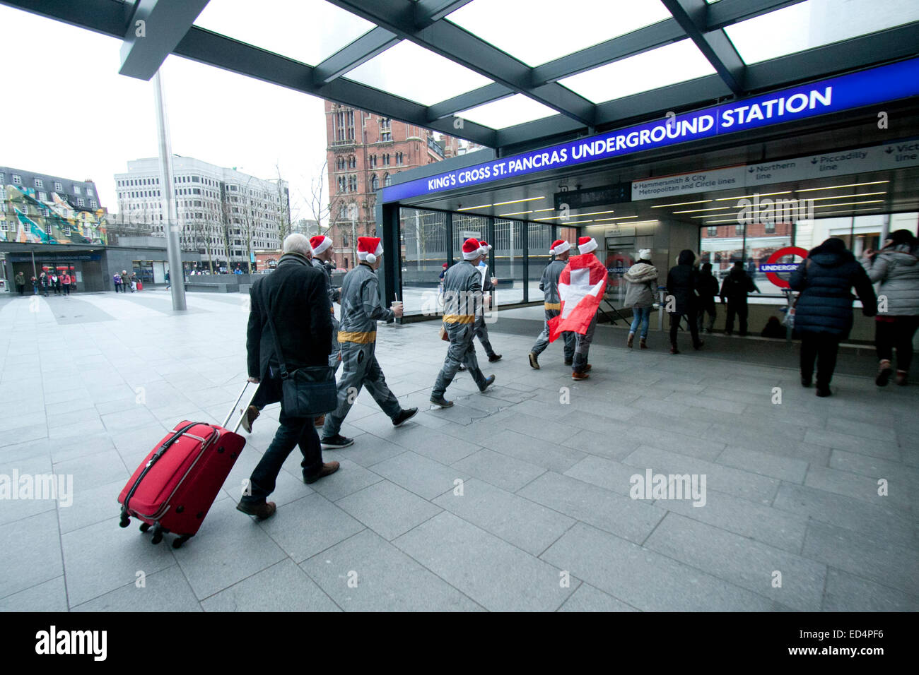 London UK. 27th December 2014. Trains have been cancelled at Kings Cross mainline station due to overrunning engineering works causing major disruption to passenger travel plans © amer ghazzal/Alamy Live News Stock Photo