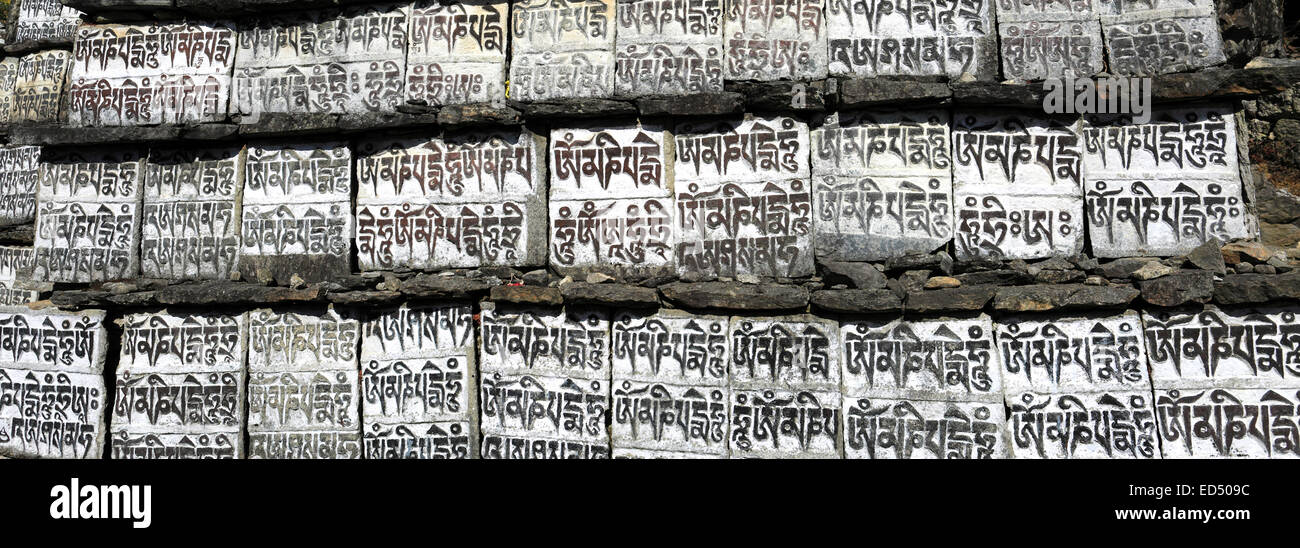 Mani Stone Prayer wall, Buddhist Stupa and Prayer Flags, Ghat village, Sagarmatha National Park, Solukhumbu district, Khumbu Stock Photo