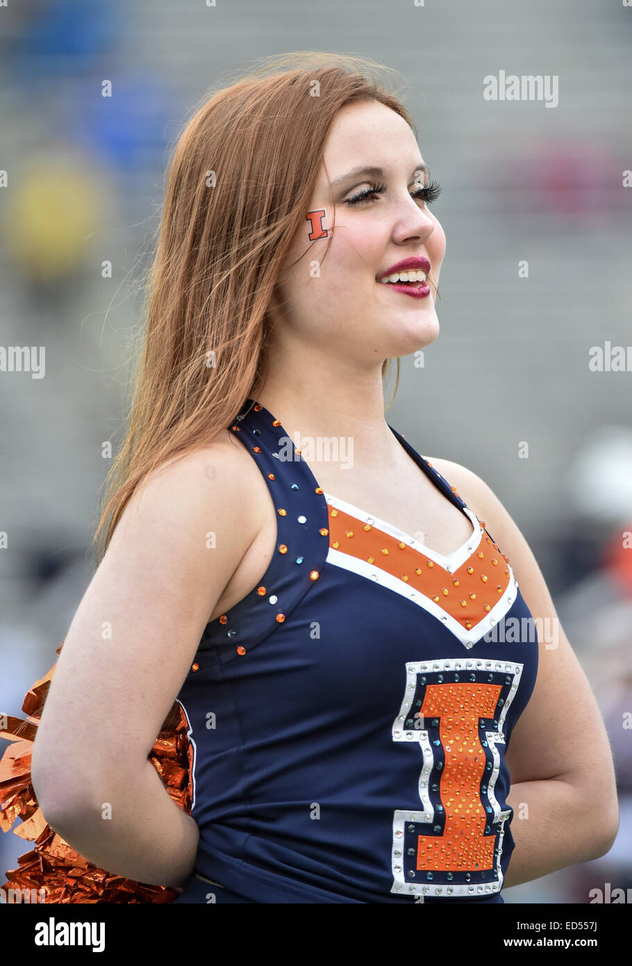 Illinois Fighting Illini Cheerleaders perform during the Zaxby's Heart