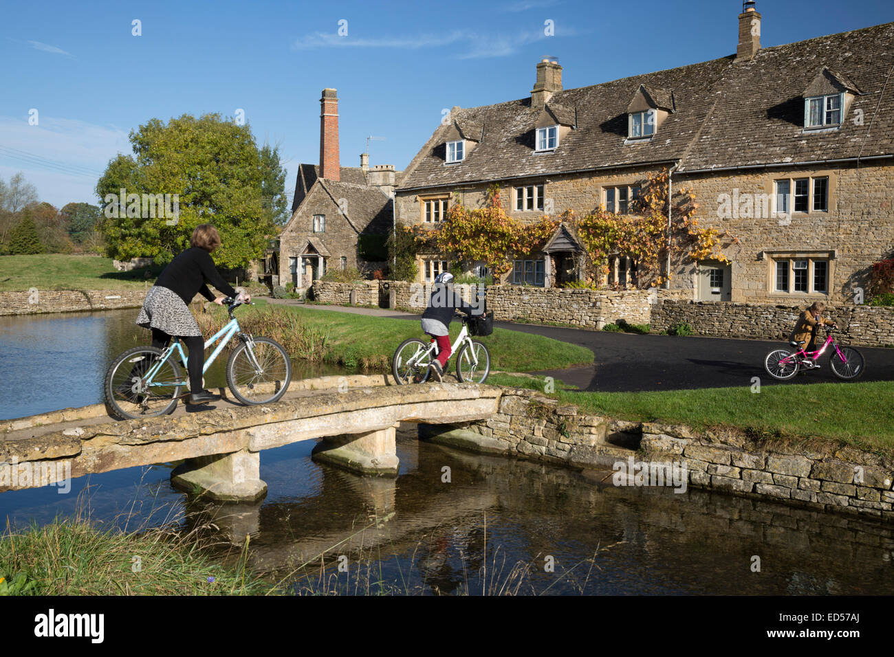Stone bridge and Cotswold stone cottages on the River Eye, Lower Slaughter, Cotswolds, Gloucestershire, England, United Kingdom, Europe Stock Photo