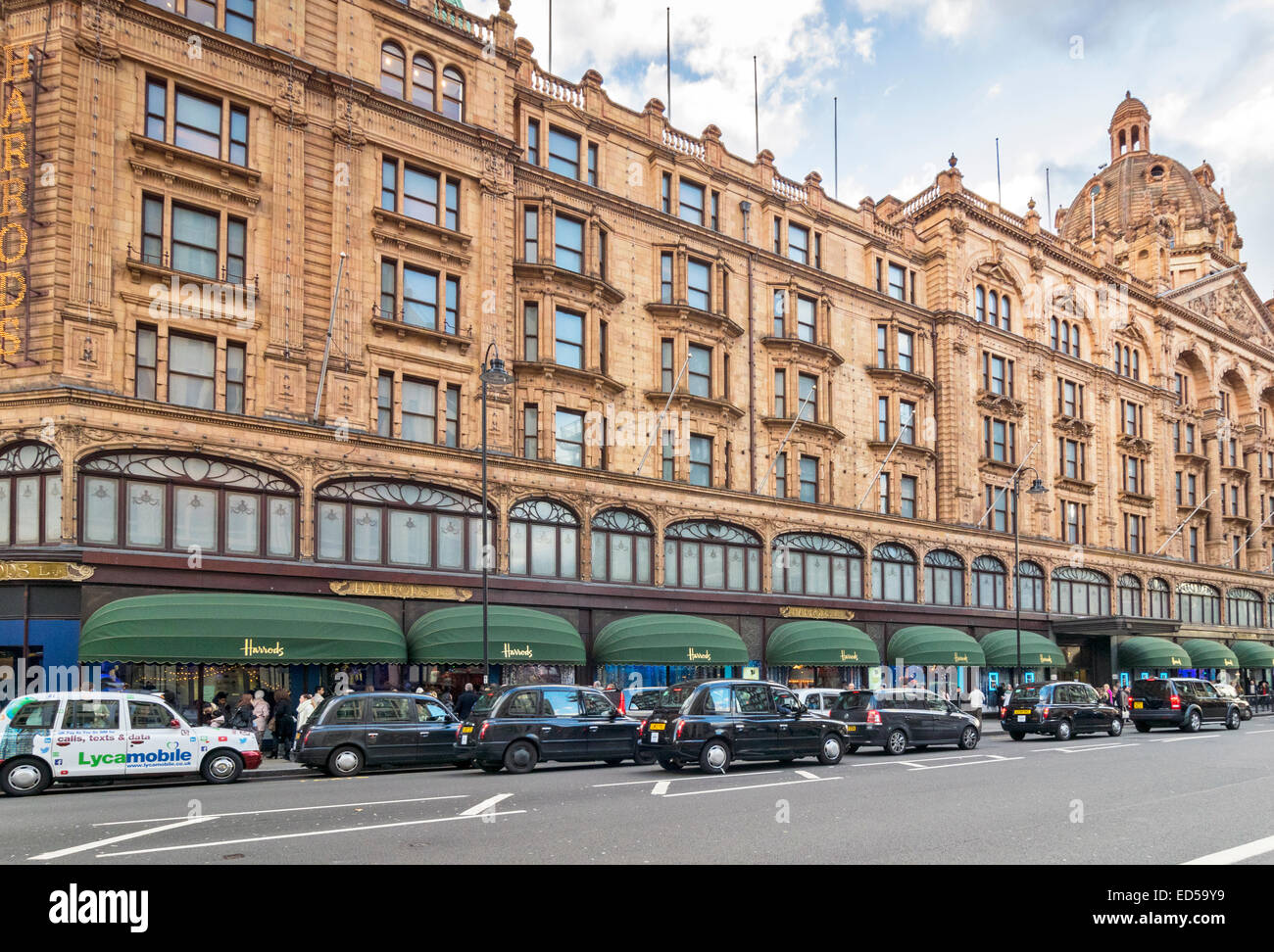 LONDON HARRODS AT CHRISTMAS TIME ROWS OF WAITING TAXIS Stock Photo