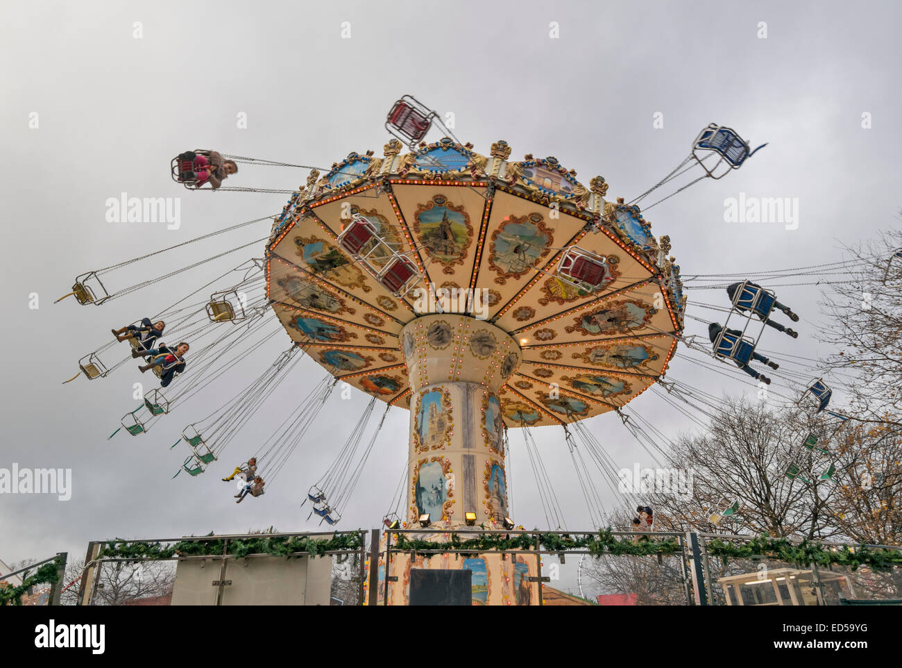 LONDON HYDE PARK WINTER WONDERLAND A SPINNING CAROUSEL  OR MERRY GO ROUND WITH PASSENGERS FLYING ROUND ON THE CHAIRS Stock Photo