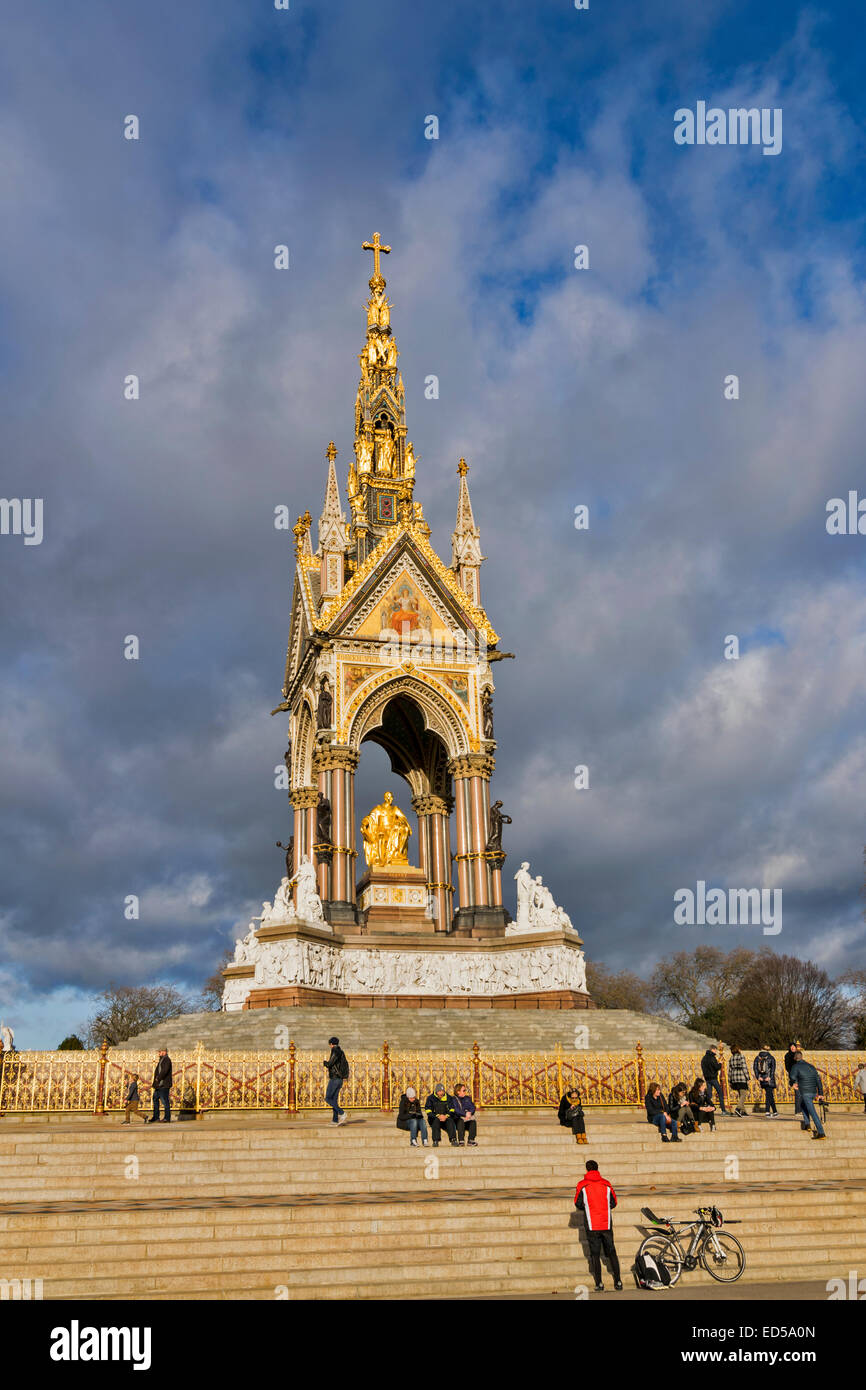 LONDON THE ALBERT MEMORIAL A WINTERS MORNING WITH TOURISTS ON THE STEPS Stock Photo