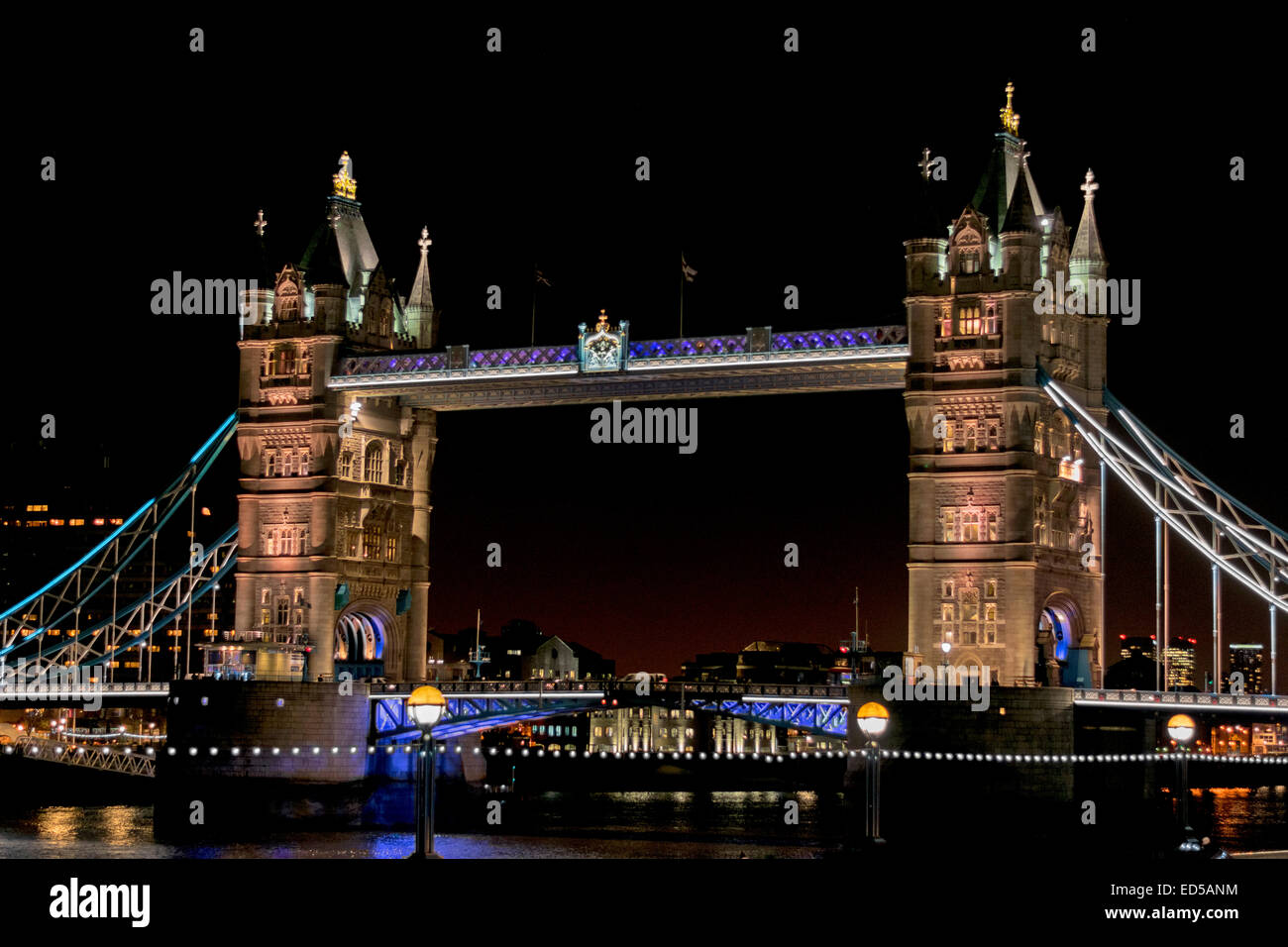 LONDON TOWER BRIDGE WITH LIGHTS ON A WINTERS EVENING AT CHRISTMAS Stock Photo