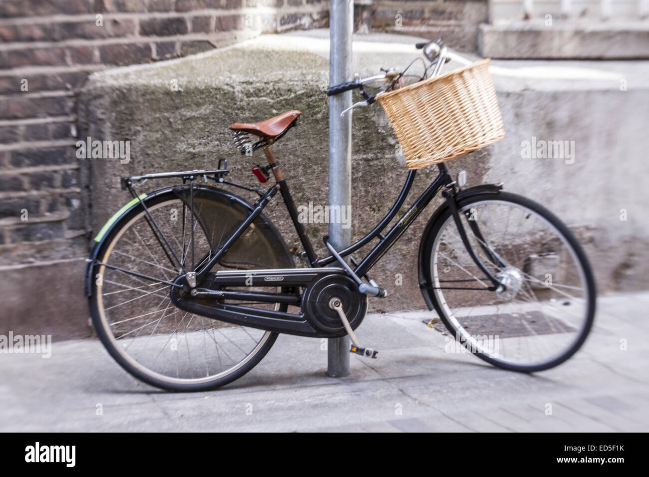 Ladies vintage bicycle with basket, shot with a lensbaby Stock Photo - Alamy