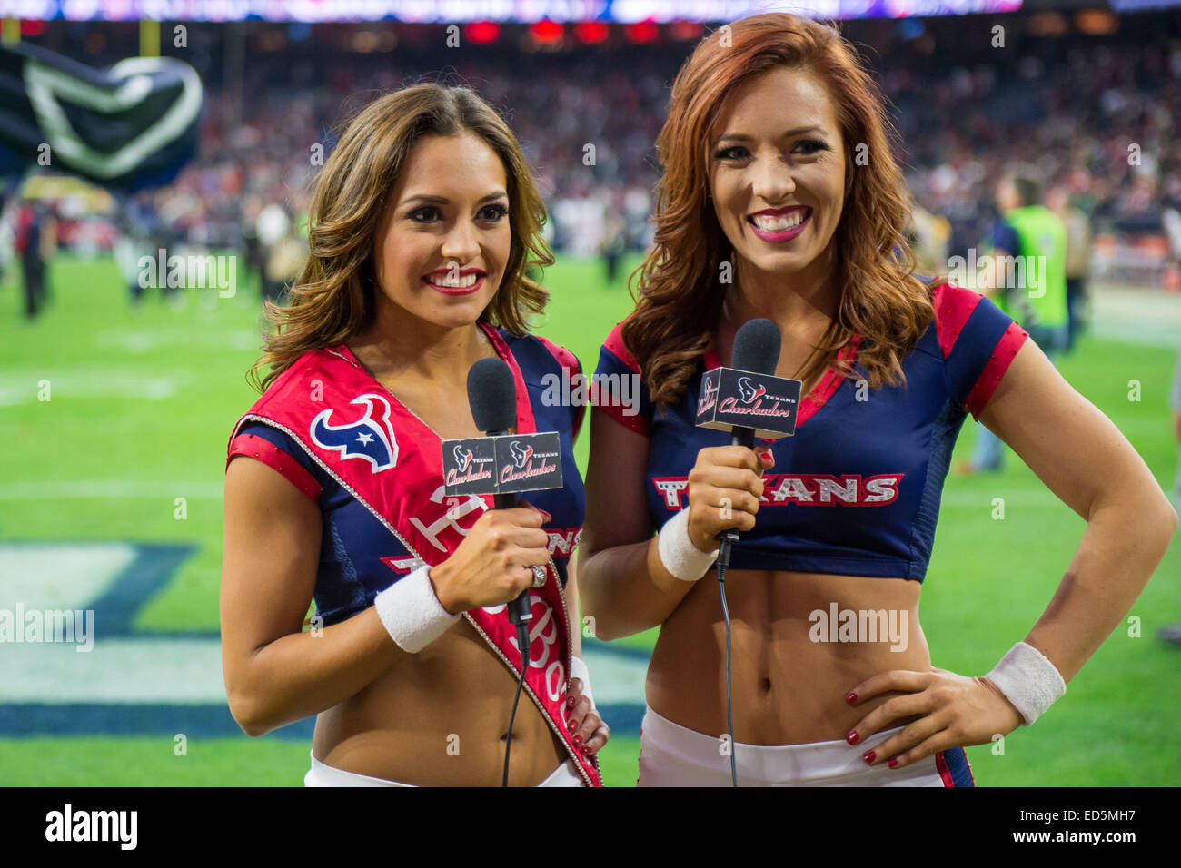 Houston Texans Cheerleaders perform during the second half as the News  Photo - Getty Images